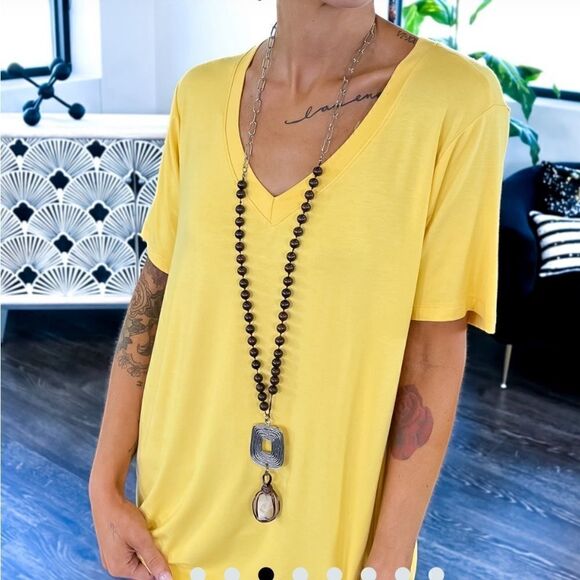 NWT Women’s Boutique Yellow Boyfriend Style V Neck Tee Shirt Top - Size M (8-10) - Picture 2 of 8